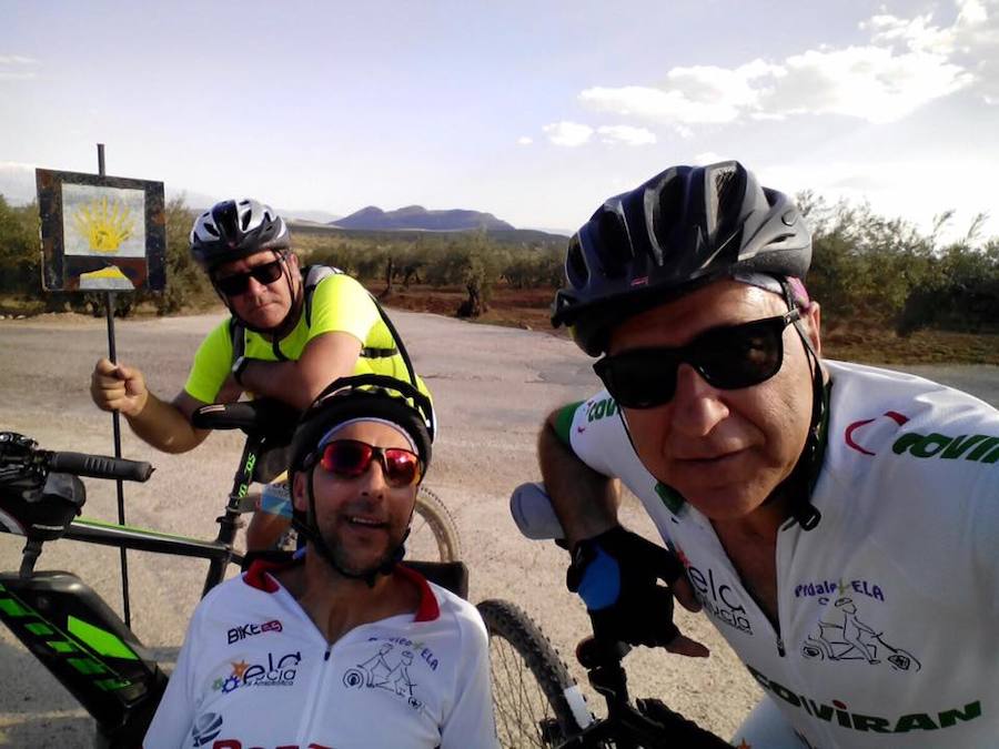 Jorge y Juanlu, con problemas de movilidad, hicieron el Camino de Santiago, impulsan colectas solidarias y se atreven a participar en insólitas carreras. Marcial era una persona sin techo, pero salió de la calle y ahora trabaja ayudando a los demás