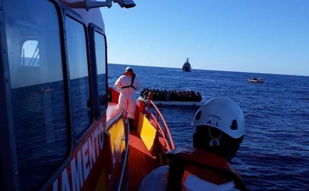 Ingresados en Almería dos de los rescatados tras el naufragio mortal de una patera, uno en la UCI