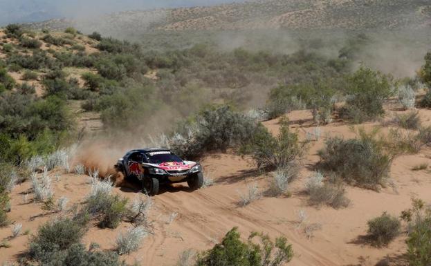 El Peugeot de Carlos Sáinz, durante la etapa 13 del Dakar.