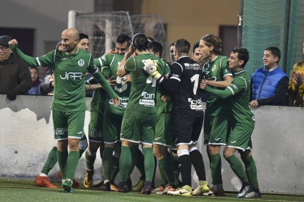 Los jugadores del Mancha Real celebran uno de los goles en el encuentro de ayer.