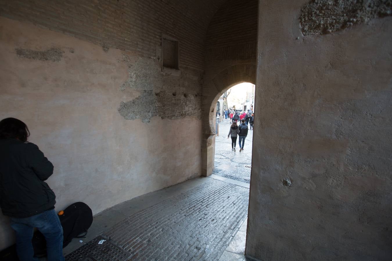 Se encuentran en pruebas y cubren las dos entradas del Arco de las Pesas, las fachadas del Aljibe del Rey y todo el perímetro del palacio de Dar Al Horra