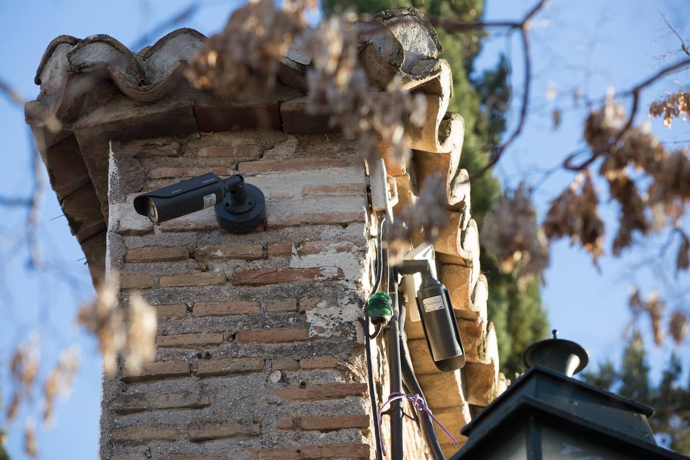 Se encuentran en pruebas y cubren las dos entradas del Arco de las Pesas, las fachadas del Aljibe del Rey y todo el perímetro del palacio de Dar Al Horra