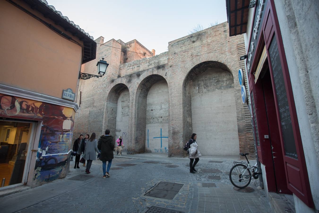 Se encuentran en pruebas y cubren las dos entradas del Arco de las Pesas, las fachadas del Aljibe del Rey y todo el perímetro del palacio de Dar Al Horra