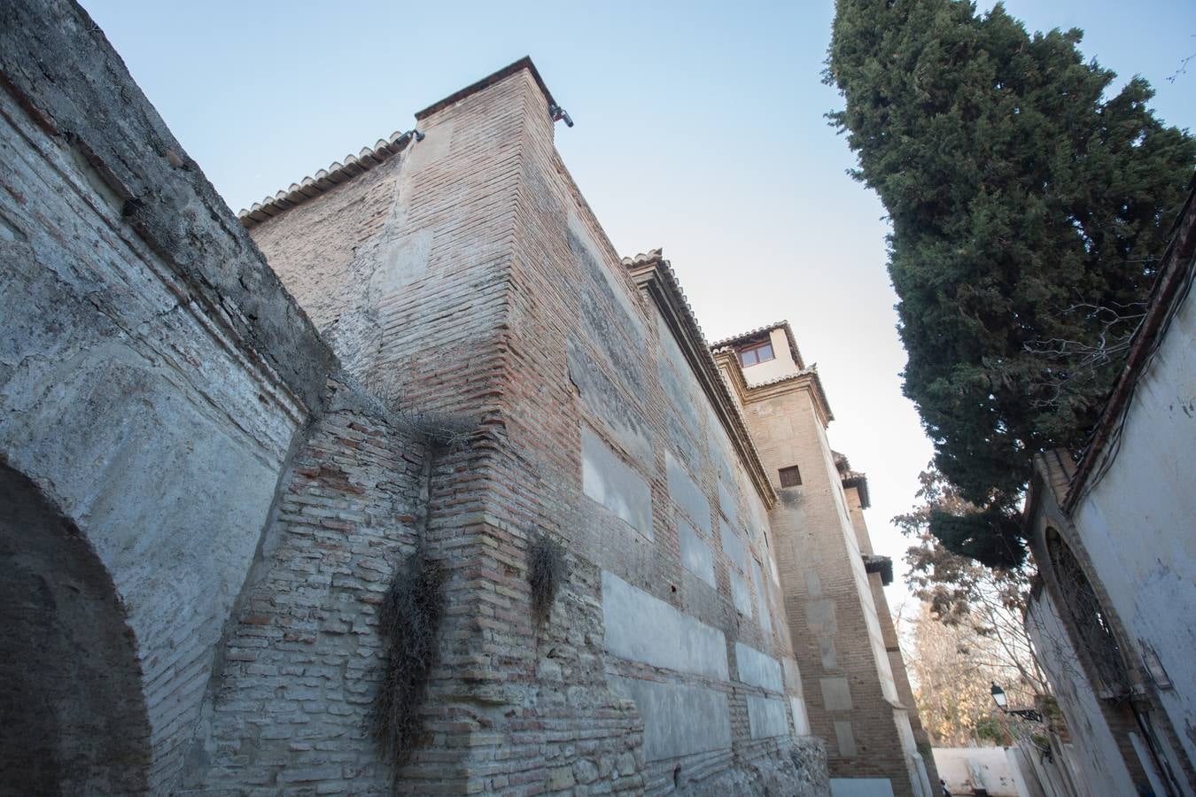 Se encuentran en pruebas y cubren las dos entradas del Arco de las Pesas, las fachadas del Aljibe del Rey y todo el perímetro del palacio de Dar Al Horra
