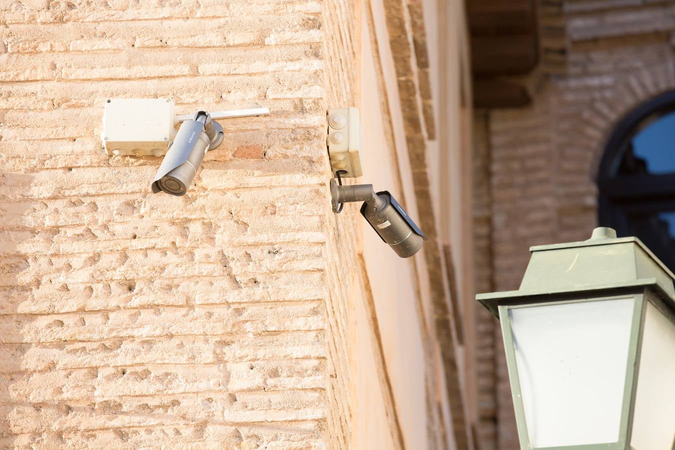 Se encuentran en pruebas y cubren las dos entradas del Arco de las Pesas, las fachadas del Aljibe del Rey y todo el perímetro del palacio de Dar Al Horra