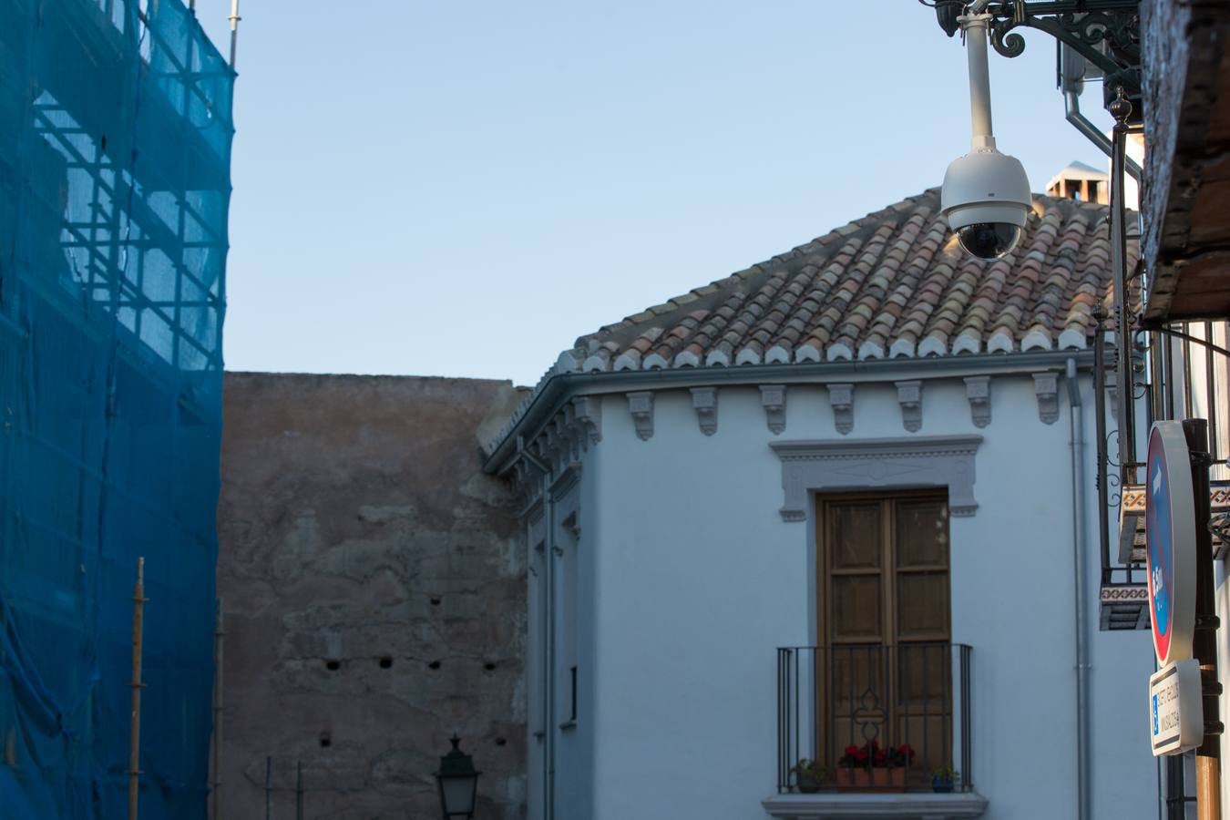 Se encuentran en pruebas y cubren las dos entradas del Arco de las Pesas, las fachadas del Aljibe del Rey y todo el perímetro del palacio de Dar Al Horra