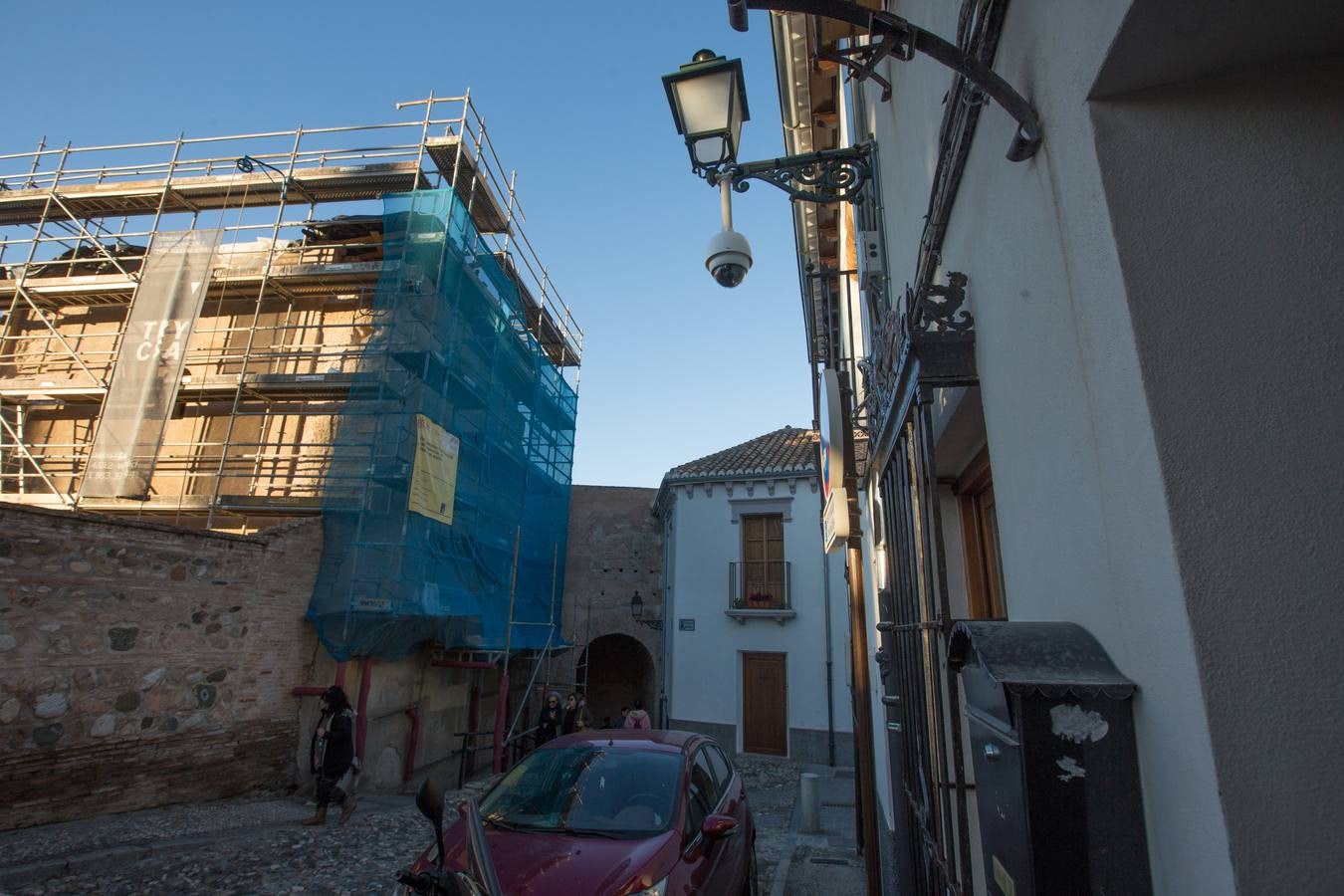 Se encuentran en pruebas y cubren las dos entradas del Arco de las Pesas, las fachadas del Aljibe del Rey y todo el perímetro del palacio de Dar Al Horra