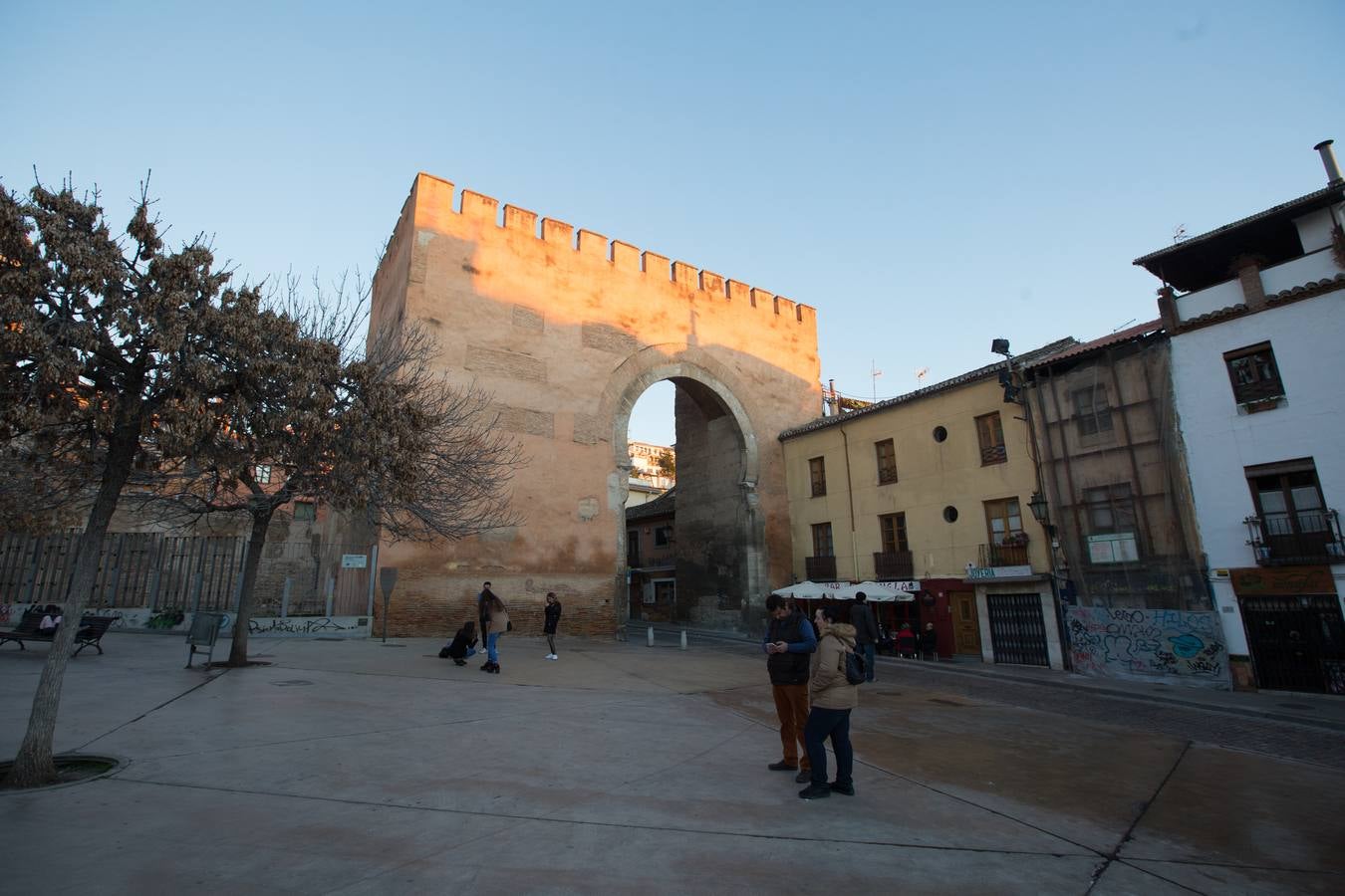 Se encuentran en pruebas y cubren las dos entradas del Arco de las Pesas, las fachadas del Aljibe del Rey y todo el perímetro del palacio de Dar Al Horra