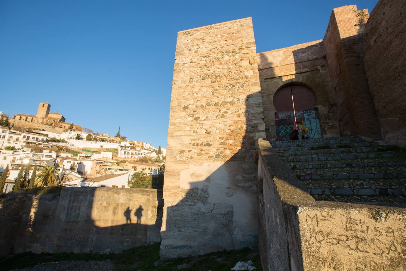 Se encuentran en pruebas y cubren las dos entradas del Arco de las Pesas, las fachadas del Aljibe del Rey y todo el perímetro del palacio de Dar Al Horra