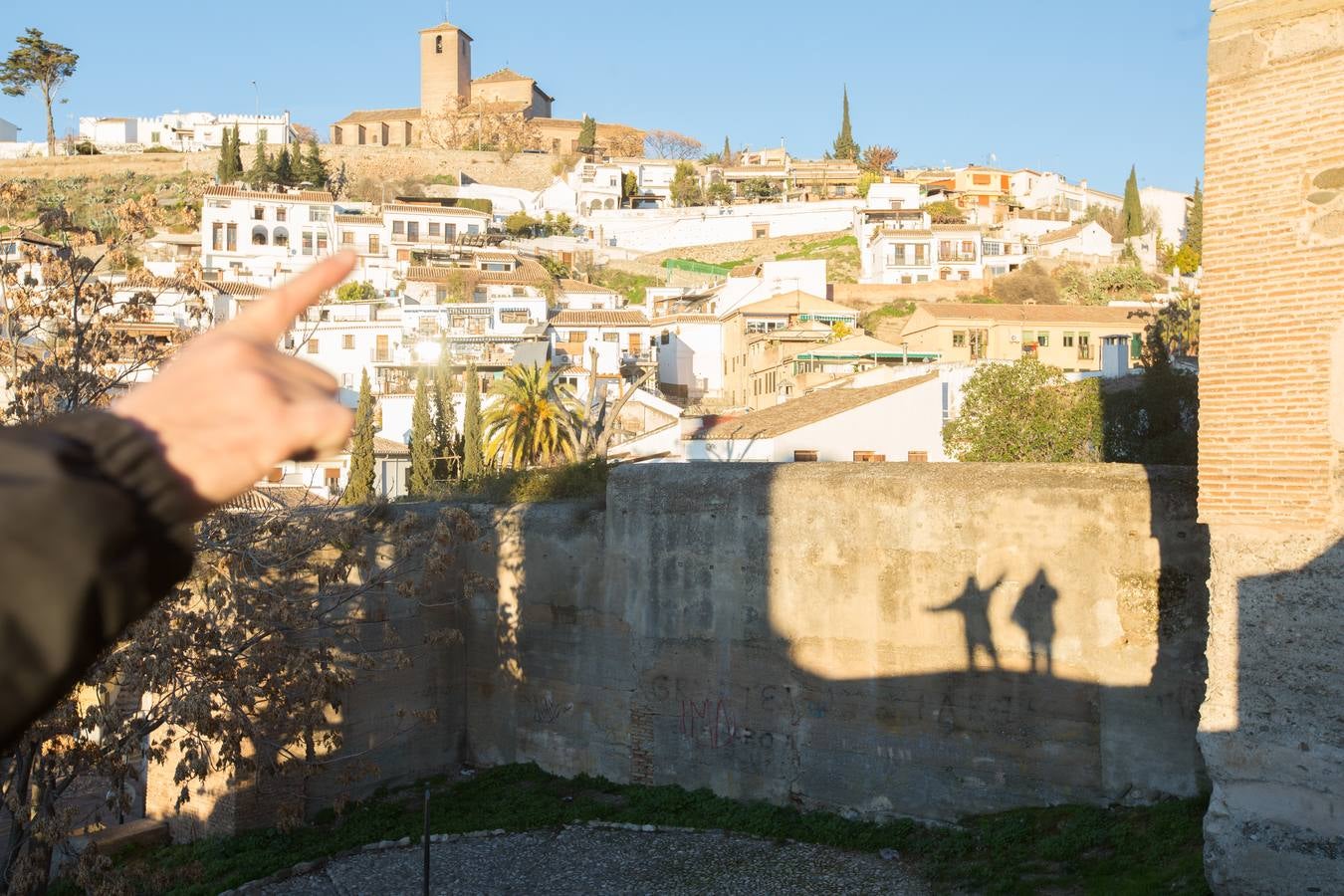 Se encuentran en pruebas y cubren las dos entradas del Arco de las Pesas, las fachadas del Aljibe del Rey y todo el perímetro del palacio de Dar Al Horra