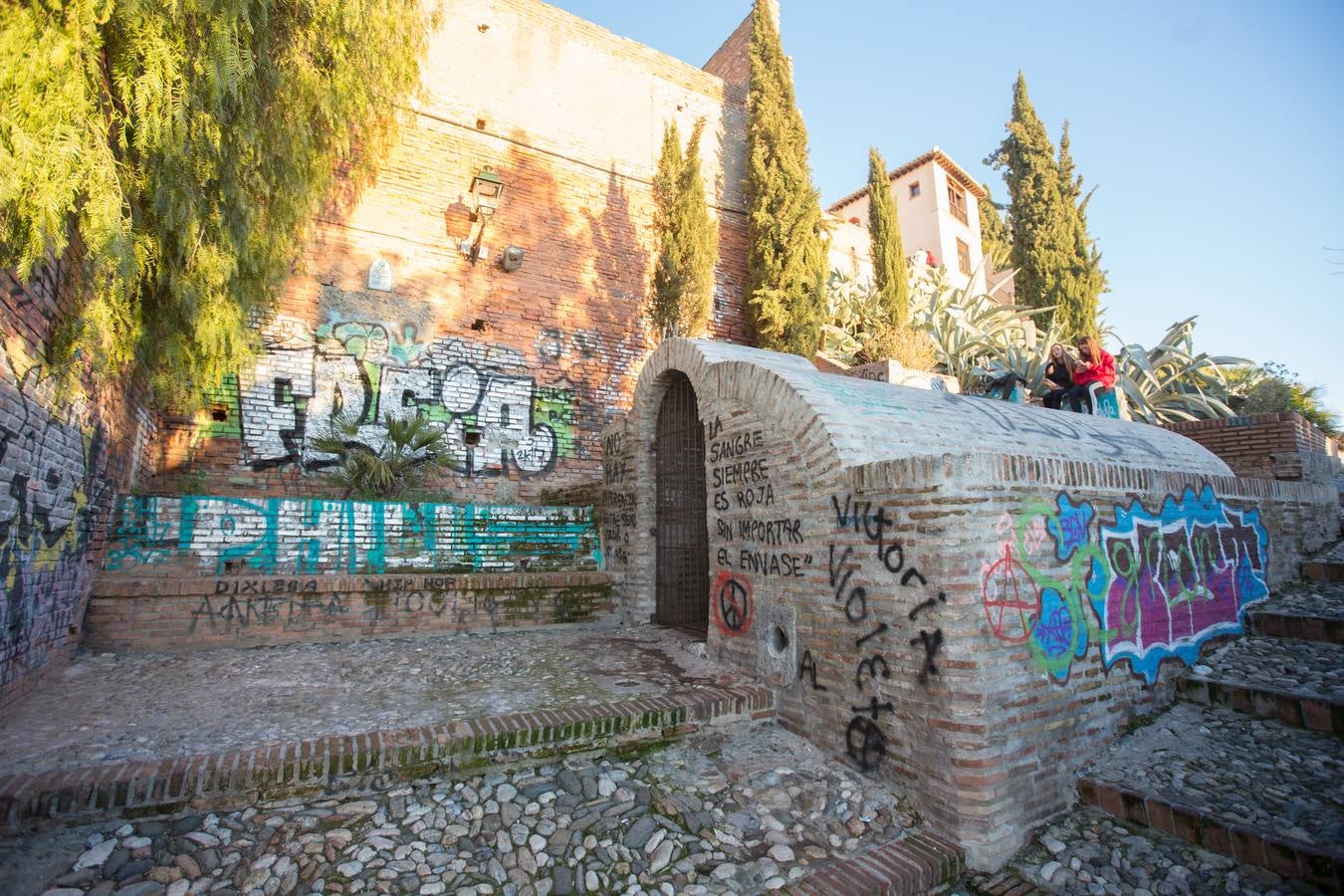 Se encuentran en pruebas y cubren las dos entradas del Arco de las Pesas, las fachadas del Aljibe del Rey y todo el perímetro del palacio de Dar Al Horra