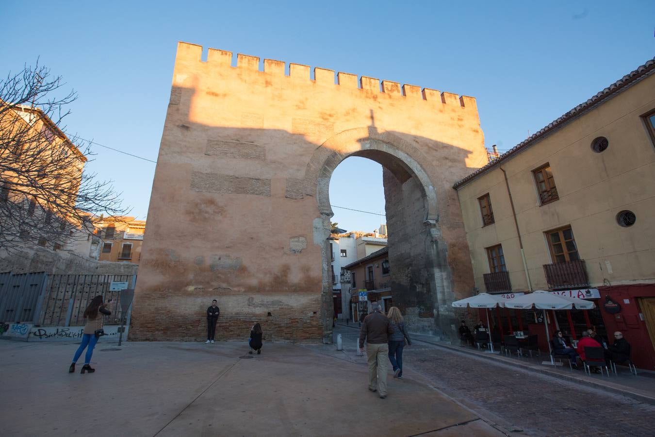 Se encuentran en pruebas y cubren las dos entradas del Arco de las Pesas, las fachadas del Aljibe del Rey y todo el perímetro del palacio de Dar Al Horra