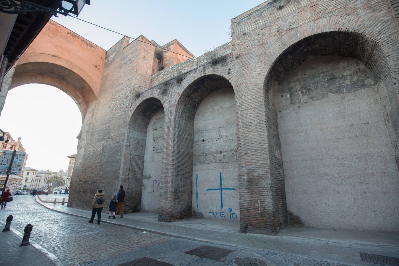 Se encuentran en pruebas y cubren las dos entradas del Arco de las Pesas, las fachadas del Aljibe del Rey y todo el perímetro del palacio de Dar Al Horra