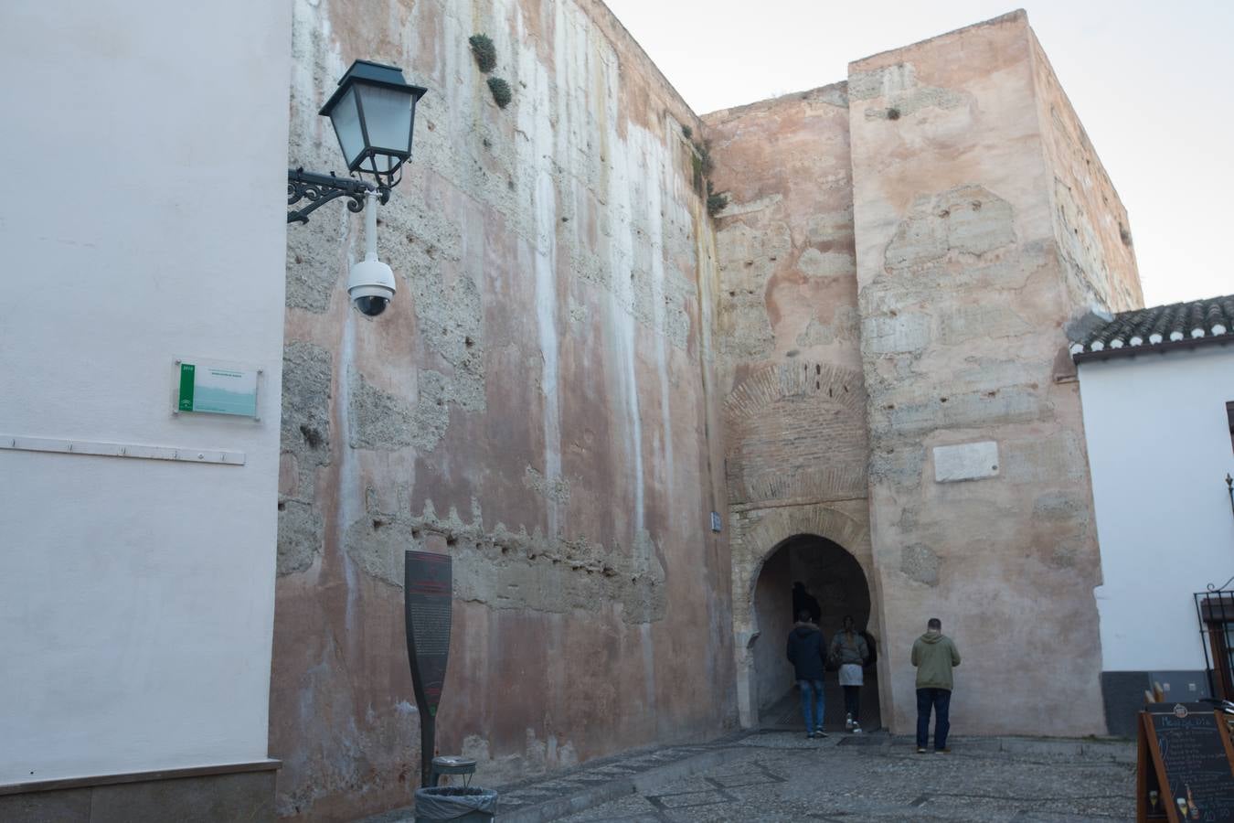 Se encuentran en pruebas y cubren las dos entradas del Arco de las Pesas, las fachadas del Aljibe del Rey y todo el perímetro del palacio de Dar Al Horra