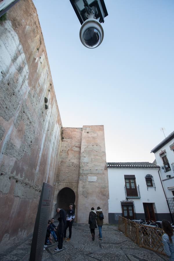 Se encuentran en pruebas y cubren las dos entradas del Arco de las Pesas, las fachadas del Aljibe del Rey y todo el perímetro del palacio de Dar Al Horra