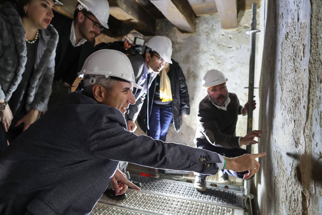 Los investigadores han descubierto restos de decoración del siglo XV en una de las estancias de la torre del homenaje