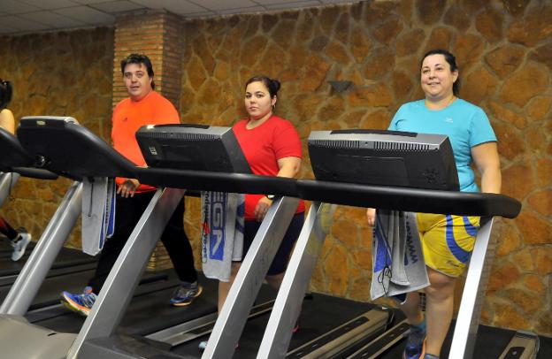 Tres de los cuatro integrantes del equipo durante un entrenamiento en el Centro Deportivo Ortega.