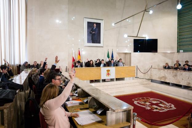 Los ediles del Partido Popular y de Ciudadanos votan a favor del proyecto presupuestario para el Ayuntamiento de Almería para 2018. 