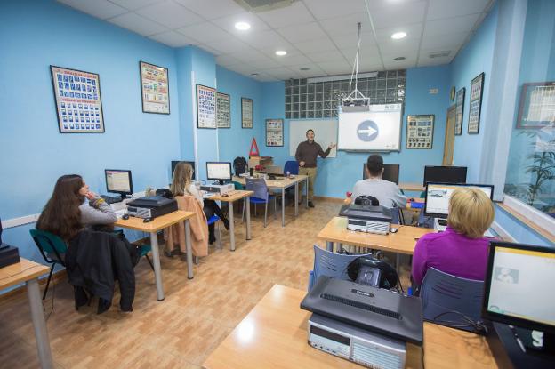 El aula de formación teórica de la autoescuela Luna contaba ayer por la tarde con solo cuatro alumnos. 