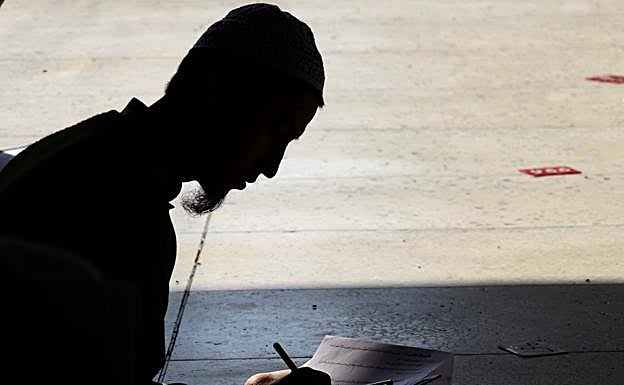 Un estudiante pakistaní haciendo un exame. 