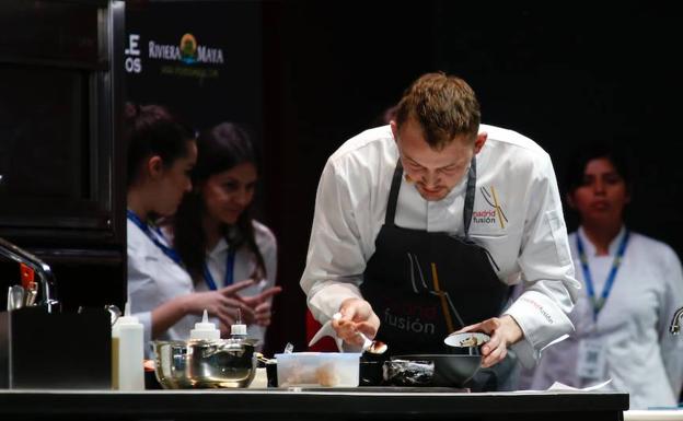 Dmitry Blinov, elaborando un plato.