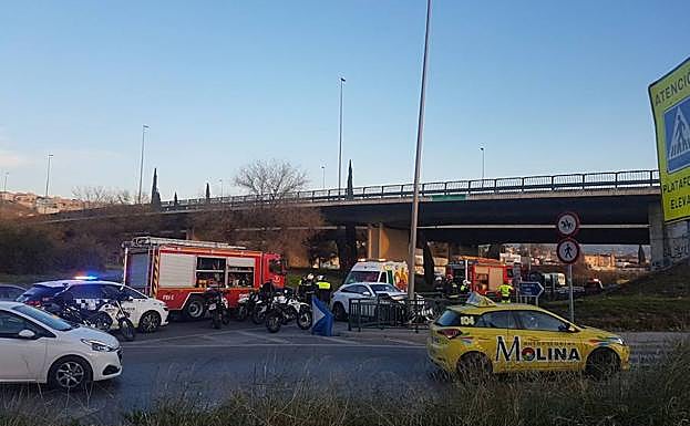 Un hombre pierde el conocimiento en el coche y se estrella con la mediana de El Serrallo