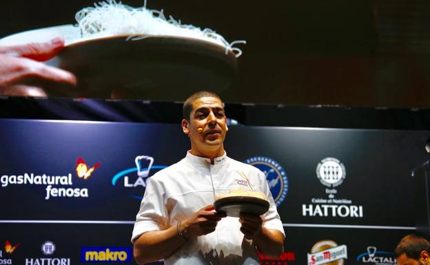 Imagen principal - Yossi Shitrit y dos de los platos que ha presentado en Reale Seguros Madrid Fusión.