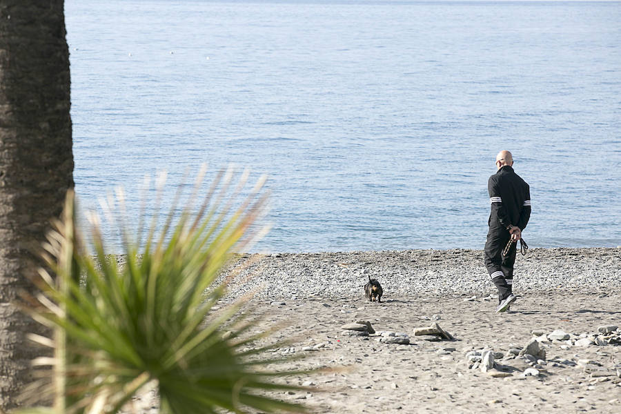 Hoy, los extranjeros y los más afortunados, han podido disfrutar de las playas del litoral granadino donde la jornada ha sido veraniega