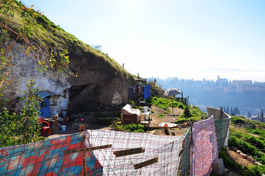 Los habitantes del cerro de San Miguel, con y sin documentación en regla de sus cuevas defienden la particularidad de la zona