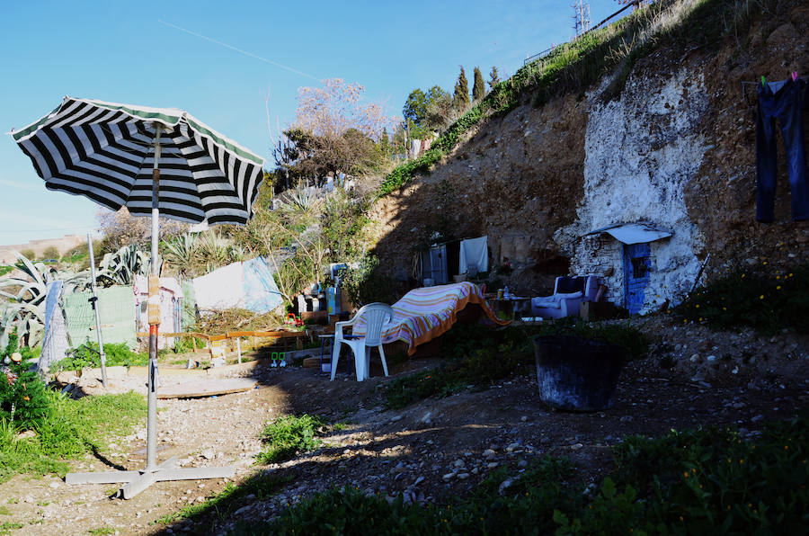 Los habitantes del cerro de San Miguel, con y sin documentación en regla de sus cuevas defienden la particularidad de la zona