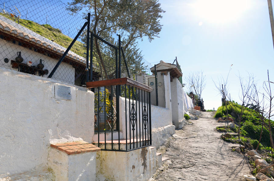 Los habitantes del cerro de San Miguel, con y sin documentación en regla de sus cuevas defienden la particularidad de la zona