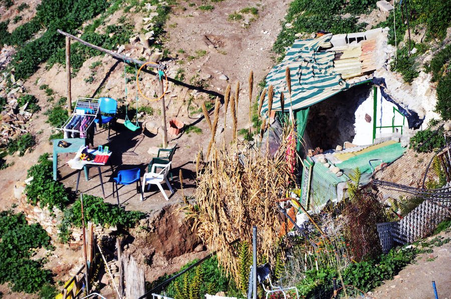 Los habitantes del cerro de San Miguel, con y sin documentación en regla de sus cuevas defienden la particularidad de la zona