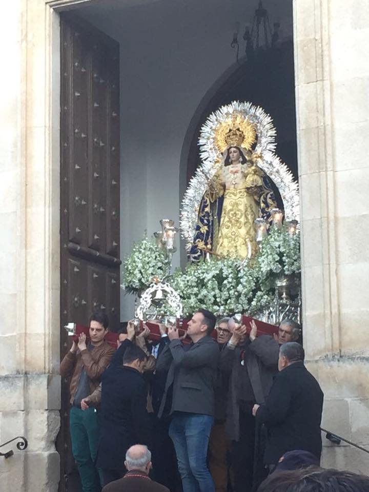 La localidad de la sierra celebró con hogueras y actos religiosos la festividad de su patrona, la Virgen de la Paz