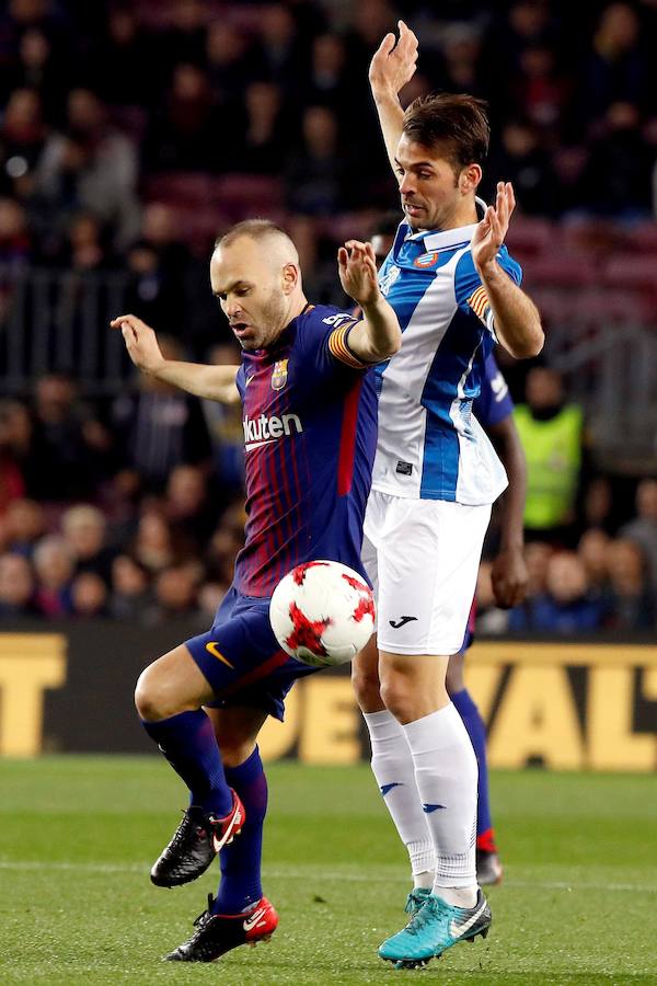 El Barcelona estará en las semifinales de la Copa del Rey tras vencer al Espanyol por 2-0 en el Camp Nou (2-1 global). Los azulgrana se adelantaron con Suárez y Messi puso la sentencia. El partido también estuvo marcado por la despedida a Javier Mascherano y el debut de Philippe Coutinho.