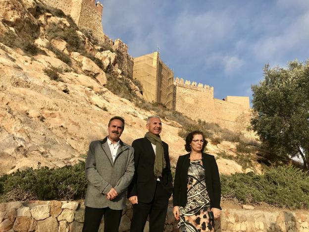 Vázquez, en el centro, frente a las obras de la muralla sur.