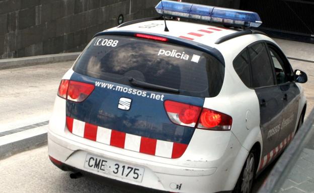 Una mujer ataca con un cuchillo a dos compañeras de trabajo y después salta por la ventana desde un 6º en Barcelona