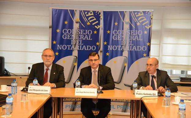 José Marqueño (i), presidente de la Unión Internacional del Notariado; José Ángel Martinez Sanchiz (c), presidente del Consejo General del Notariado y Pedro Galindo (d), director del Órgano Centralizado de Prevención del Blanqueo de Capitales del Notariado