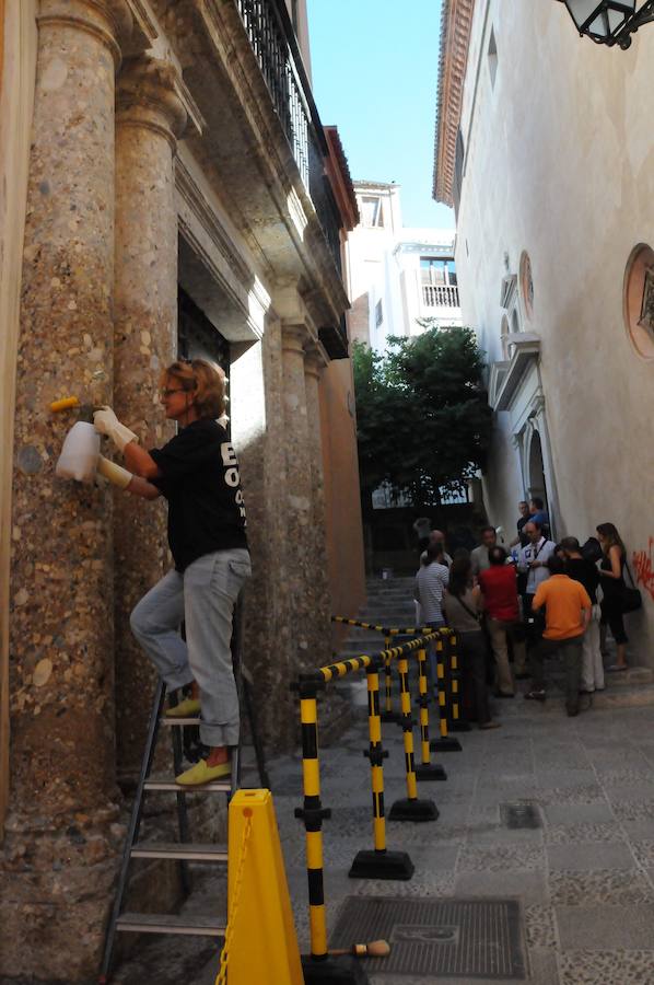 A lo largo de la última década, la capital de la provincia de Granada ha gastado más de un millón y medio de euros en su 'guerra' contra las pintadas. Más de cine personas han sido detenidas por pintar en monumentos declarados como Bien de Interés Cultural (BIC9, aunque esta práctica de arte urbano también ha servido en muchas ocasiones a fines socialmente positivos