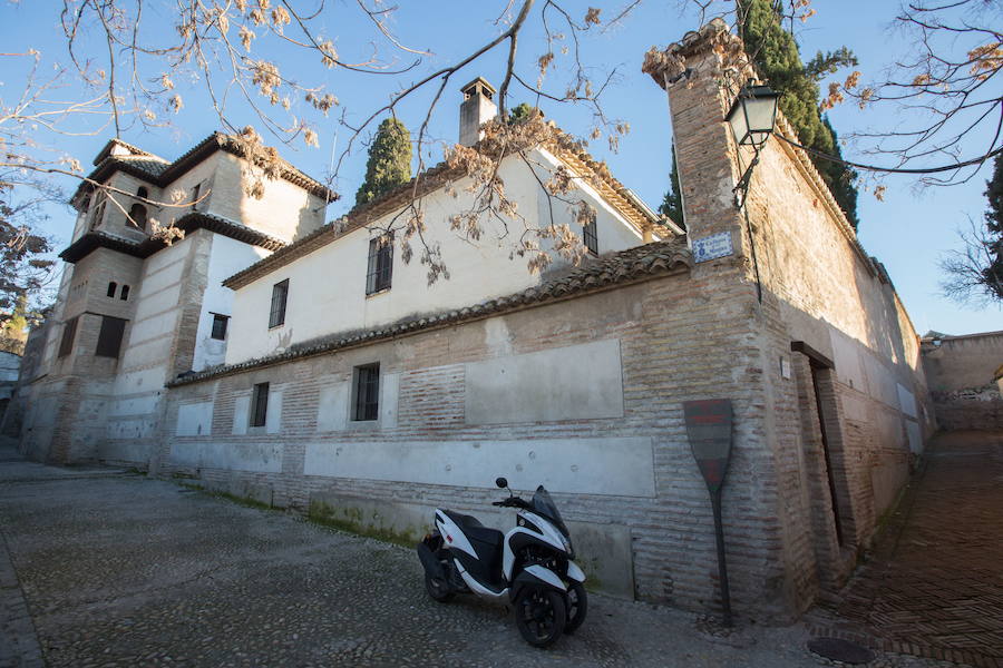 A lo largo de la última década, la capital de la provincia de Granada ha gastado más de un millón y medio de euros en su 'guerra' contra las pintadas. Más de cine personas han sido detenidas por pintar en monumentos declarados como Bien de Interés Cultural (BIC9, aunque esta práctica de arte urbano también ha servido en muchas ocasiones a fines socialmente positivos