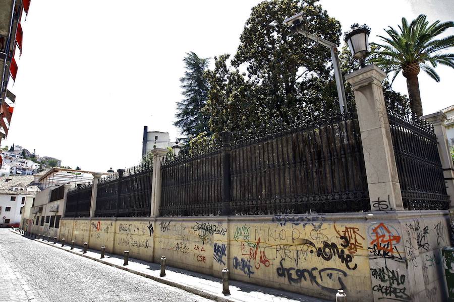 A lo largo de la última década, la capital de la provincia de Granada ha gastado más de un millón y medio de euros en su 'guerra' contra las pintadas. Más de cine personas han sido detenidas por pintar en monumentos declarados como Bien de Interés Cultural (BIC9, aunque esta práctica de arte urbano también ha servido en muchas ocasiones a fines socialmente positivos