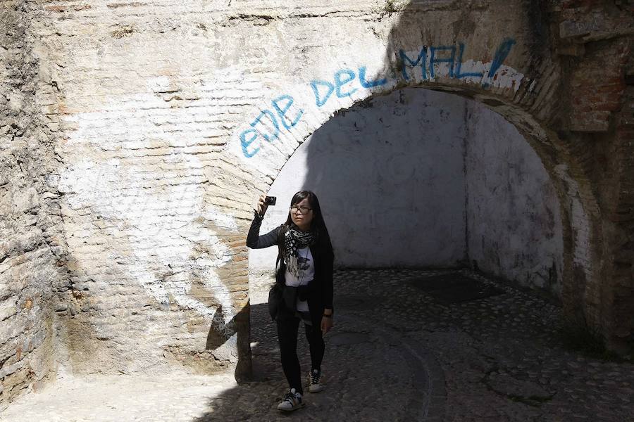 A lo largo de la última década, la capital de la provincia de Granada ha gastado más de un millón y medio de euros en su 'guerra' contra las pintadas. Más de cine personas han sido detenidas por pintar en monumentos declarados como Bien de Interés Cultural (BIC9, aunque esta práctica de arte urbano también ha servido en muchas ocasiones a fines socialmente positivos