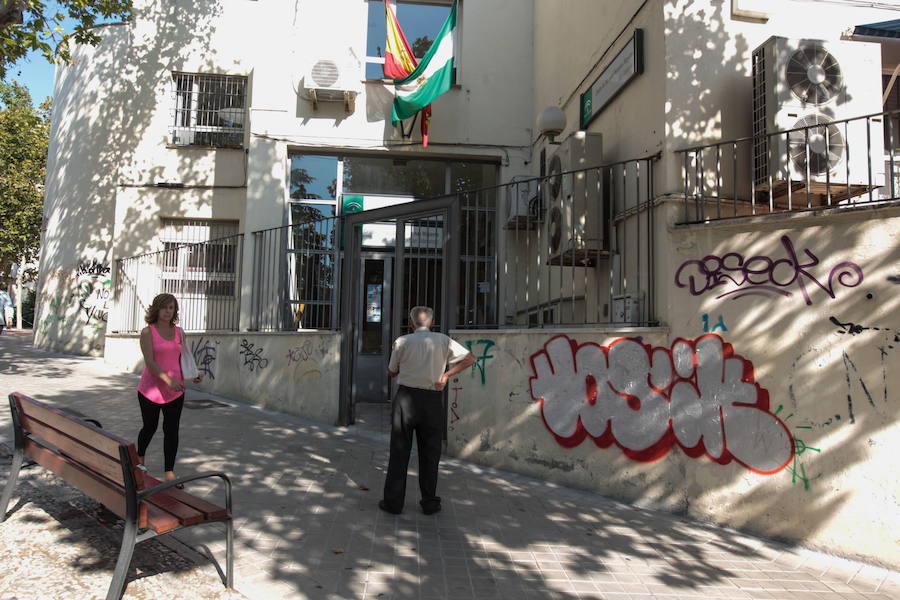 A lo largo de la última década, la capital de la provincia de Granada ha gastado más de un millón y medio de euros en su 'guerra' contra las pintadas. Más de cine personas han sido detenidas por pintar en monumentos declarados como Bien de Interés Cultural (BIC9, aunque esta práctica de arte urbano también ha servido en muchas ocasiones a fines socialmente positivos