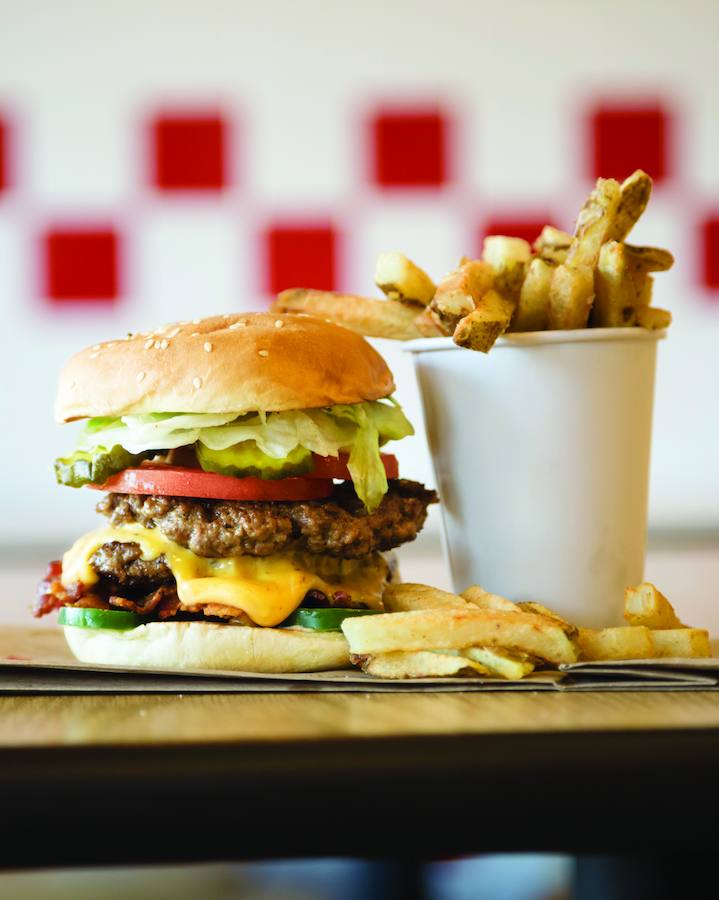 La cadena de hamburgueserías Five Guys, después de triunfar en Madrid, inicia su expansión nacional con su llegada a Granada este mes de marzo. La fecha de la inauguración aún no esta confirmada, pues depende del transcurso de las obras, pero lo que sí sabemos es que tendrá lugar un lunes. Según nos cuenta Daniel Agromayor, Director General de Five Guys para España, Francia y Portugal: "La apertura será un lunes porque es una tradición de la empresa, el día de inauguración todo gira alrededor de los empleados y del producto: mejores hamburguesas y mejores patatas".