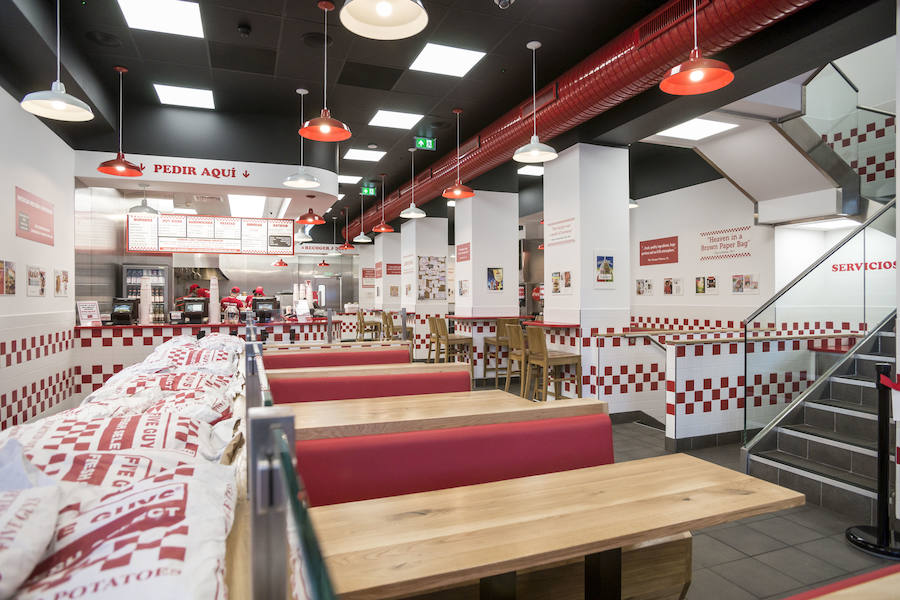 La cadena de hamburgueserías Five Guys, después de triunfar en Madrid, inicia su expansión nacional con su llegada a Granada este mes de marzo. La fecha de la inauguración aún no esta confirmada, pues depende del transcurso de las obras, pero lo que sí sabemos es que tendrá lugar un lunes. Según nos cuenta Daniel Agromayor, Director General de Five Guys para España, Francia y Portugal: "La apertura será un lunes porque es una tradición de la empresa, el día de inauguración todo gira alrededor de los empleados y del producto: mejores hamburguesas y mejores patatas".