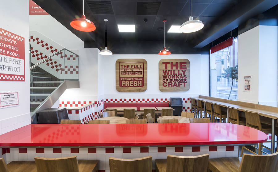 La cadena de hamburgueserías Five Guys, después de triunfar en Madrid, inicia su expansión nacional con su llegada a Granada este mes de marzo. La fecha de la inauguración aún no esta confirmada, pues depende del transcurso de las obras, pero lo que sí sabemos es que tendrá lugar un lunes. Según nos cuenta Daniel Agromayor, Director General de Five Guys para España, Francia y Portugal: "La apertura será un lunes porque es una tradición de la empresa, el día de inauguración todo gira alrededor de los empleados y del producto: mejores hamburguesas y mejores patatas".