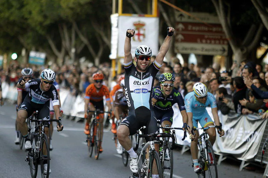 Imagen secundaria 1 - Arriba, Nelissen, mejor esprínter del mundo, ganador en la edición de 1996. Abajo (izda), Cavendish gana en Almería en 2015. Abajo (drcha), Matthews se impone en la Clásica de 2012. 