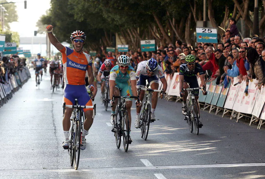 Imagen secundaria 2 - Arriba, Nelissen, mejor esprínter del mundo, ganador en la edición de 1996. Abajo (izda), Cavendish gana en Almería en 2015. Abajo (drcha), Matthews se impone en la Clásica de 2012. 