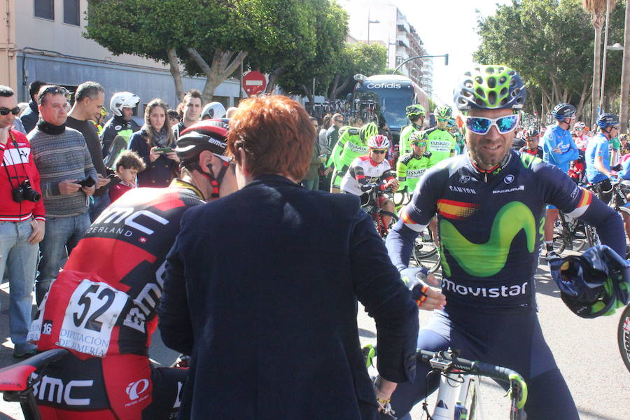 Imagen principal - Arriba, Valverde antes de tomar la salida. Abajo (izda.), el desaparecido Marco Pantani. Abajo (dcha.), Óscar Freire, con José Manuel Muñoz. 