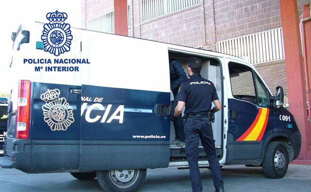 Amenazaba con publicar sus fotos en internet si no ejercían la prostitución en Almería