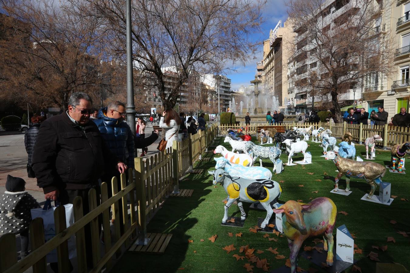 Exposición de más de 20 esculturas de fibra de vidrio en tamaño natural de corderos diseñadas por el escultor Miguel Moreno y decoradas por artistas, una muestra en Puerta Real
